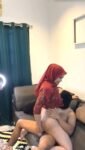 Adegan ML Wanita Hijaber Threesome Di Ruang Tamu